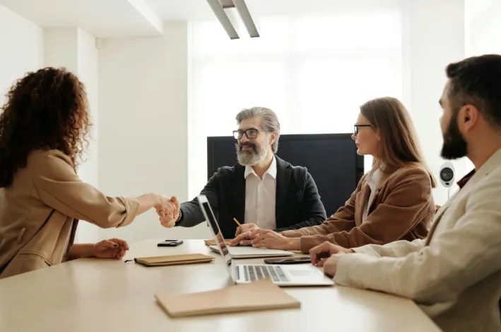 Sourcing Agent vs. Inköpsagent: Definiera den moderna leveranskedjan